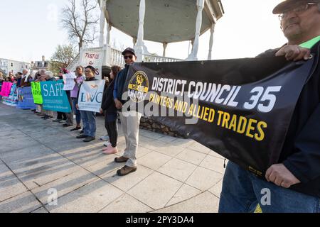 1 maggio 2023. Lynn, ma. Una grande folla di persone si è riunita nel comune di Lynn per un rally e marcia dal comune di Lynn alla General Electric Plant i Foto Stock