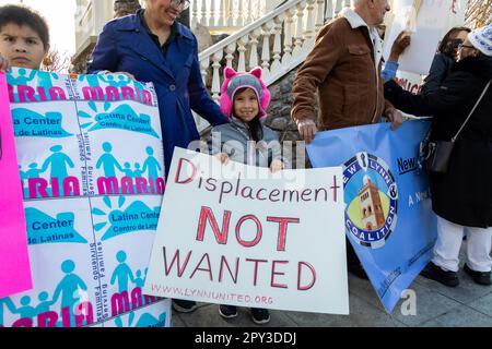 1 maggio 2023. Lynn, ma. Una grande folla di persone si è riunita nel comune di Lynn per un rally e marcia dal comune di Lynn alla General Electric Plant i Foto Stock