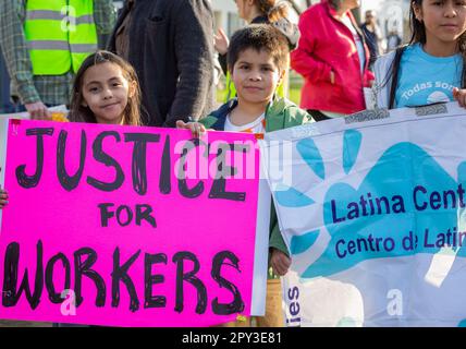 1 maggio 2023. Lynn, ma. Una grande folla di persone si è riunita nel comune di Lynn per un rally e marcia dal comune di Lynn alla General Electric Plant i Foto Stock