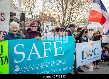 1 maggio 2023. Lynn, ma. Una grande folla di persone si è riunita nel comune di Lynn per un rally e marcia dal comune di Lynn alla General Electric Plant i Foto Stock