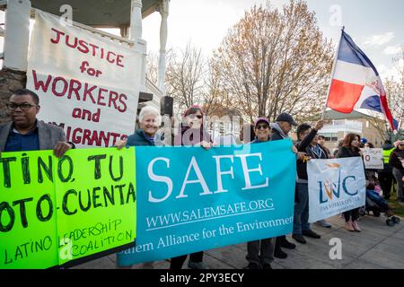 1 maggio 2023. Lynn, ma. Una grande folla di persone si è riunita nel comune di Lynn per un rally e marcia dal comune di Lynn alla General Electric Plant i Foto Stock