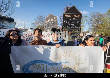 1 maggio 2023. Lynn, ma. Una grande folla di persone si è riunita nel comune di Lynn per un rally e marcia dal comune di Lynn alla General Electric Plant i Foto Stock