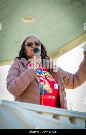 1 maggio 2023. Lynn, ma. Una grande folla di persone si è riunita nel comune di Lynn per un rally e marcia dal comune di Lynn alla General Electric Plant i Foto Stock