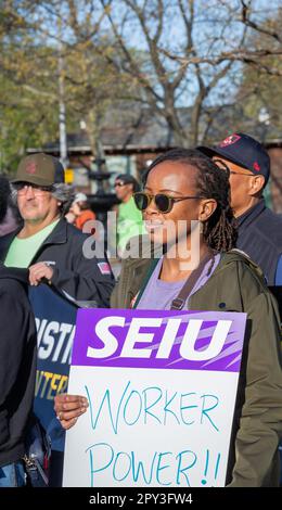 1 maggio 2023. Lynn, ma. Una grande folla di persone si è riunita nel comune di Lynn per un rally e marcia dal comune di Lynn alla General Electric Plant i Foto Stock