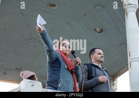 1 maggio 2023. Lynn, ma. Una grande folla di persone si è riunita nel comune di Lynn per un rally e marcia dal comune di Lynn alla General Electric Plant i Foto Stock