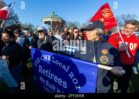 1 maggio 2023. Lynn, ma. Una grande folla di persone si è riunita nel comune di Lynn per un rally e marcia dal comune di Lynn alla General Electric Plant i Foto Stock