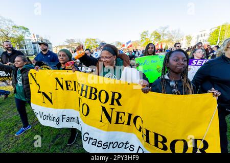 1 maggio 2023. Lynn, ma. Una grande folla di persone si è riunita nel comune di Lynn per un rally e marcia dal comune di Lynn alla General Electric Plant i Foto Stock