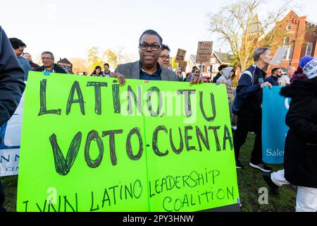 1 maggio 2023. Lynn, ma. Una grande folla di persone si è riunita nel comune di Lynn per un rally e marcia dal comune di Lynn alla General Electric Plant i Foto Stock