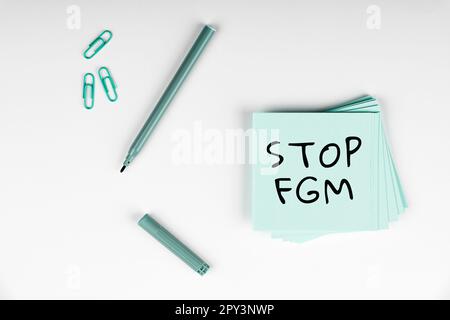 Scrittura visualizzazione testo Stop FGM, Word scritto su mettere una fine sul taglio genitale femminile e la circoncisione femminile Foto Stock