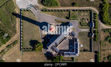 Vista verticale del faro di Goulphar sull'isola di Belle-île-en-mer a Morbihan, Francia - il faro più alto della più grande isola di Britt Foto Stock