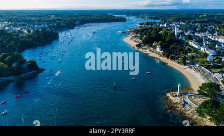 Veduta aerea della foce del fiume Odet in Bénodet, una località balneare nel Finistère, Francia - Barche a vela diretti nell'Oceano Atlantico nel s Foto Stock