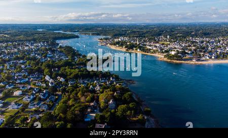 Veduta aerea della foce del fiume Odet in Bénodet, una località balneare nel Finistère, Francia - Barche a vela diretti nell'Oceano Atlantico nel s Foto Stock