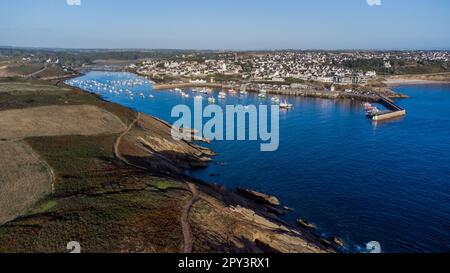 Veduta aerea del faro di Kermorvan ovest di Brest in Bretagna, Francia - Torre quadrata costruita alla fine di un promontorio roccioso di fronte all'Oceano Atlantico Foto Stock