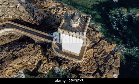 Veduta aerea del faro di Kermorvan ovest di Brest in Bretagna, Francia - Torre quadrata costruita alla fine di un promontorio roccioso di fronte all'Oceano Atlantico Foto Stock