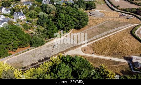 Veduta aerea del sito megalitico Locmariaquer vicino Carnac in Bretagna, Francia - tumulo Er grah preistorico fatto di calcare nel Morbihan Foto Stock