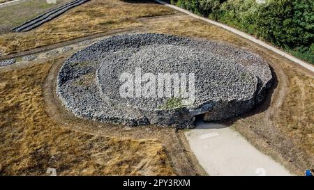 Veduta aerea del sito megalitico Locmariaquer vicino a Carnac in Bretagna, Francia - Dolmen e cairns della 'Table des Marchands' (tavolo del mercante) ga Foto Stock