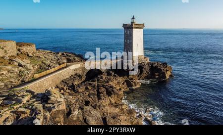 Veduta aerea del faro di Kermorvan ovest di Brest in Bretagna, Francia - Torre quadrata costruita alla fine di un promontorio roccioso di fronte all'Oceano Atlantico Foto Stock