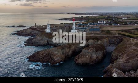 Vista aerea del faro della Pointe Saint Mathieu di fronte al tramonto sull'Oceano Atlantico, all'estremità occidentale della Francia, vicino a Brest, in Bretagna, Foto Stock