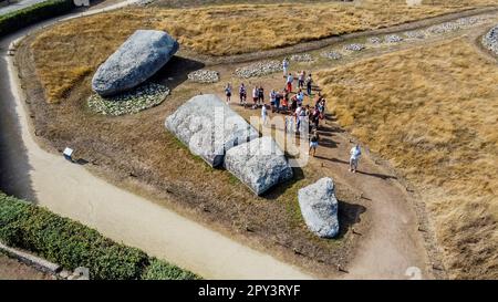 Veduta aerea del sito megalitico Locmariaquer vicino a Carnac in Bretagna, Francia - Grande menhir rotto sdraiato sul terreno nel Morbihan Foto Stock