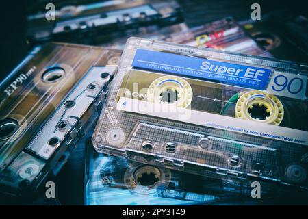 Primo piano con audiocassette Sony vintage. Concetto di musica retrò. Messa a fuoco selettiva, filtro colore vintage sull'immagine Foto Stock
