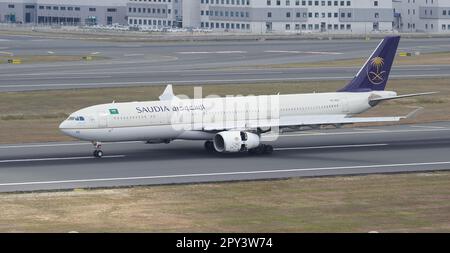 ISTANBUL, TURKIYE - 06 AGOSTO 2022: L'Airbus 330-343E della Saudi Arabian Airlines (1770) atterra all'aeroporto internazionale di Istanbul Foto Stock