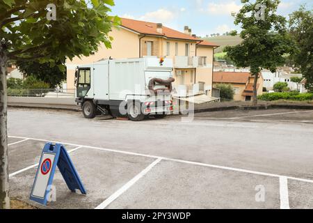 Un'auto moderna sulla strada in città Foto Stock