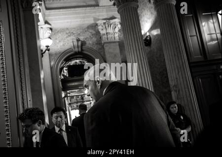 Washington, Stato di Vereinigte. 02nd maggio, 2023. Il senatore degli Stati Uniti John Fetterman (democratico della Pennsylvania) arriva alla Camera del Senato per la foto del gruppo del Senato, al Campidoglio degli Stati Uniti a Washington, DC, martedì 2 maggio 2023. Credit: Rod Lammey/CNP/dpa/Alamy Live News Foto Stock