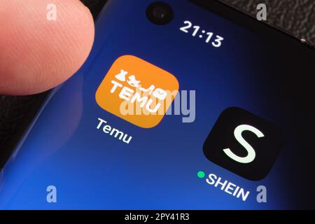 APPLICAZIONI TEMU e SHEIN visualizzate sullo schermo dello smartphone. Temu app e Shein app sono piattaforme cinesi per lo shopping economico. Stafford, United Kindom, 2 maggio 20 Foto Stock