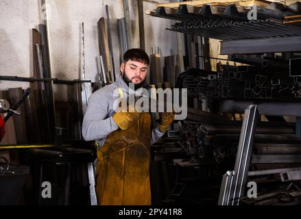 Fabbro preparare tubi sagomati per il taglio Foto Stock