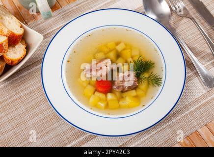 Zuppa fatta in casa con carne di maiale su ossa e verdure Foto Stock