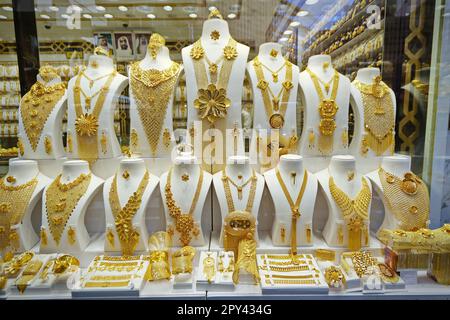 Vetrina del mercato del souk dell'oro di Dubai con gioielli, collane, abiti e accessori di lusso. DUBAI, EMIRATI ARABI UNITI - APRILE, 2023 Foto Stock