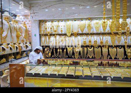 Vetrina del mercato del souk dell'oro di Dubai con gioielli, collane, abiti e accessori di lusso. DUBAI, EMIRATI ARABI UNITI - APRILE, 2023 Foto Stock