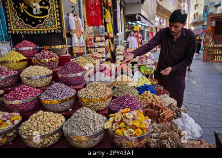 Varietà di spezie e fiori d'erbe essiccate nella bancarella del mercato arabo di strada. Souk delle spezie a Deira. Dubai , Emirati Arabi Uniti - Aprile 2023 Foto Stock