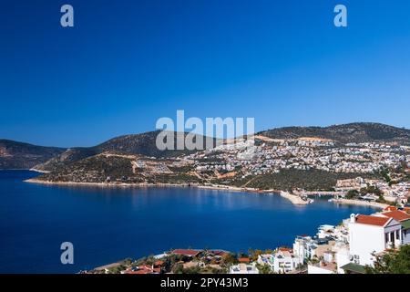 Vista panoramica della città di Kalkan (vecchio nome greco Kalamaki) nella splendida baia, le sue splendide spiagge e la natura. Sulla riva della costa Licia della Turchia, Kal Foto Stock