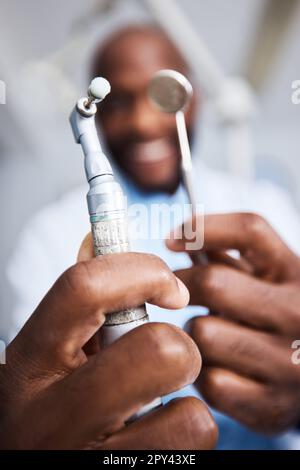 Qualcuno ha ordinato una pulizia dei denti. Ritratto di un giovane uomo che tiene gli attrezzi di pulizia dei denti nel suo ufficio dentisti. Foto Stock