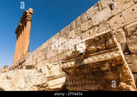 Baalbek, Tempio di Giove, il più grande tempio romano, incisione della testa del Leone, valle di Bekaa, Baalbek, Governatorato di Baalbek-Hermel, Libano, medio Oriente, Asia Foto Stock