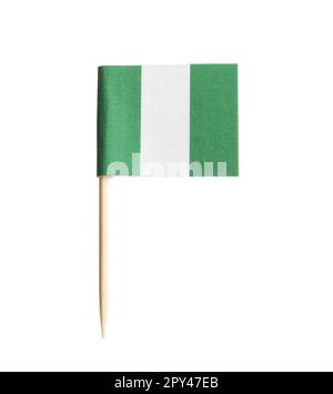 Piccola bandiera di carta della Nigeria isolata su bianco Foto Stock
