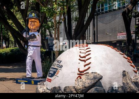 San Diego, Stati Uniti. 29th Apr, 2023. Sculture a grandezza naturale sono state collocate in tutta Città del Messico per promuovere i San Diego Padres vs San Francisco Giants nella prima partita di baseball della Major League di stagione a essere giocata in Messico presso gli stadi di baseball Estadio Alfredo Harp Helú, il 28 aprile 2023. (Matthew Bowler/KPPS/Sipa USA) **NESSUNA VENDITA A SAN DIEGO-SAN DIEGO OUT** Credit: Sipa USA/Alamy Live News Foto Stock