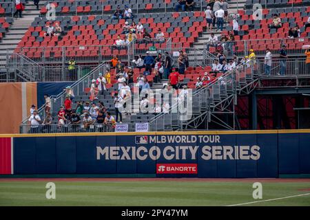 San Diego, Stati Uniti. 29th Apr, 2023. Recinzione sul campo di destra allo stadio di baseball Estadio Alfredo Harp Helú a Città del Messico prima che i San Diego Padres prendano i San Francisco Giants nella prima stagione regolare della Major League Baseball game contro i San Francisco Giants che si disputeranno nella metropoli mega, il 28 aprile 2023. (Matthew Bowler/KPPS/Sipa USA) **NESSUNA VENDITA A SAN DIEGO-SAN DIEGO OUT** Credit: Sipa USA/Alamy Live News Foto Stock