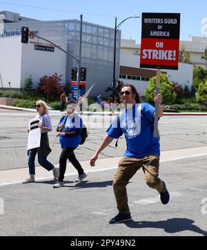 Burbank, California, Stati Uniti. 2nd maggio, 2023. Lo Sciopero dello scrittore di Hollywood iniziò alle 1:00pm:00 del 2 maggio 2023: Migliaia di scrittori e altri nell'industria cinematografica si sono rivelati in grado di portare dei segni alle linee del picket di fronte ai Disney Studios per chiedere più retribuzione e benefici agli studi. (Credit Image: © Amy Katz/ZUMA Press Wire) SOLO PER USO EDITORIALE! Non per USO commerciale! Credit: ZUMA Press, Inc./Alamy Live News Foto Stock