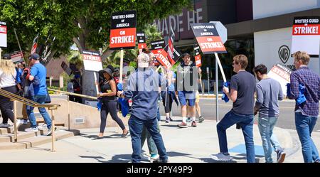 Burbank, California, Stati Uniti. 2nd maggio, 2023. Lo Sciopero dello scrittore di Hollywood iniziò alle 1:00pm:00 del 2 maggio 2023: Migliaia di scrittori e altri nell'industria cinematografica si sono rivelati in grado di portare dei segni alle linee del picket di fronte ai Disney Studios per chiedere più retribuzione e benefici agli studi. (Credit Image: © Amy Katz/ZUMA Press Wire) SOLO PER USO EDITORIALE! Non per USO commerciale! Credit: ZUMA Press, Inc./Alamy Live News Foto Stock