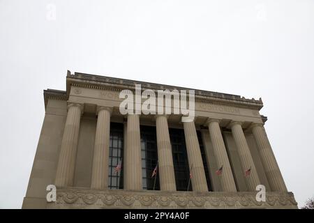 Worcester, Massachusetts, USA: Esterno del Worcester Memorial Auditorium con grandi colonne e gradini. Si tratta di un'arena polifunzionale costruita nel 1933. Foto Stock