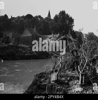 Sighisoara, Romania, circa 1977. Fiume Tarnava Mare dopo forti piogge e inondazioni. Foto Stock