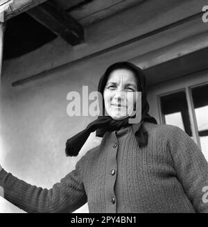 Contea di Harghita, Repubblica socialista di Romania, circa 1975. Ritratto di una donna anziana della comunità ungherese. Foto Stock