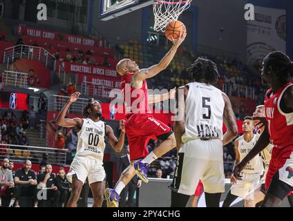 Cairo, Egitto. 2nd maggio, 2023. Michael Thompson (Top) di al Ahly Sporting Club va per un lay-up durante il periodo finale 4 partita tra Cape Town Tigers of South Africa e al Ahly Sporting Club of Egypt alla 2023 Basketball Africa League (BAL) al Cairo, Egitto, 2 maggio 2023. Credit: Ahmed Gomaa/Xinhua/Alamy Live News Foto Stock