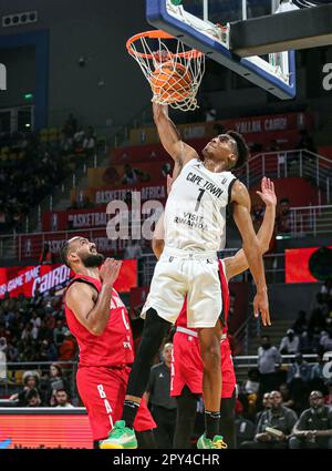 Cairo, Egitto. 2nd maggio, 2023. Evans Ganapamo (Top) of Cape Town Tigers Dungks durante l'ultimo periodo 4 partita tra Cape Town Tigers del Sud Africa e al Ahly Sporting Club dell'Egitto alla 2023 Basketball Africa League (BAL) al Cairo, Egitto, 2 maggio 2023. Credit: Ahmed Gomaa/Xinhua/Alamy Live News Foto Stock