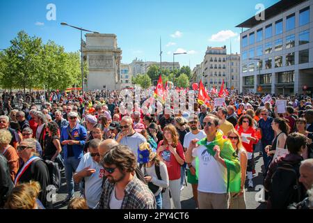 Marsiglia, Francia. 01st maggio, 2023. Una folla di manifestanti marea per le strade con cartelli, striscioni e bandiere durante la manifestazione. I sindacati si sono dimostrati nelle strade del centro di Marsiglia per celebrare la Giornata Internazionale dei lavoratori. La polizia ha stimato, per questa manifestazione, il numero di manifestanti che marciano per le strade di Marsiglia a 11.000, mentre i sindacati lo stimavano a 130.000. Il Ministero degli interni riferisce 782.000 manifestanti per le strade della Francia, mentre i sindacati rivendicano più di 2,3 milioni di dollari. Credit: SOPA Images Limited/Alamy Live News Foto Stock