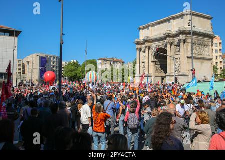 Marsiglia, Francia. 01st maggio, 2023. Una folla di manifestanti marea per le strade con cartelli, striscioni e bandiere durante la manifestazione. I sindacati si sono dimostrati nelle strade del centro di Marsiglia per celebrare la Giornata Internazionale dei lavoratori. La polizia ha stimato, per questa manifestazione, il numero di manifestanti che marciano per le strade di Marsiglia a 11.000, mentre i sindacati lo stimavano a 130.000. Il Ministero degli interni riferisce 782.000 manifestanti per le strade della Francia, mentre i sindacati rivendicano più di 2,3 milioni di dollari. Credit: SOPA Images Limited/Alamy Live News Foto Stock