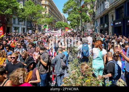 Una folla di manifestanti marea per le strade con cartelli, striscioni e bandiere durante la manifestazione. I sindacati si sono dimostrati nelle strade del centro di Marsiglia per celebrare la Giornata Internazionale dei lavoratori. La polizia ha stimato, per questa manifestazione, il numero di manifestanti che marciano per le strade di Marsiglia a 11.000, mentre i sindacati lo stimavano a 130.000. Il Ministero degli interni riferisce 782.000 manifestanti per le strade della Francia, mentre i sindacati rivendicano più di 2,3 milioni di dollari. (Foto di Denis Thaust/SOPA Images/Sipa USA) Foto Stock