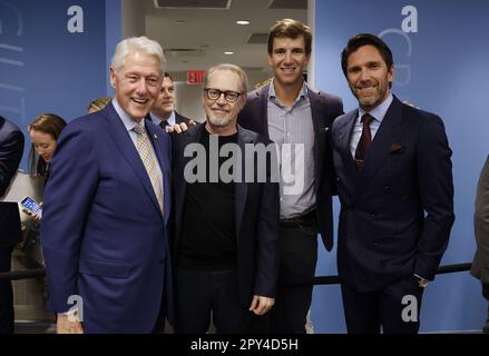 New York, Stati Uniti. 02nd maggio, 2023. L'ex presidente degli Stati Uniti Bill Clinton, l'attore Steve Buscemi, l'ex quartback dei New York Giants Eli Manning e l'ex galie dei New York Rangers Henrik Lundqvist si riuniscono alle Commissioni BTIG per la Giornata della Carità del 2023 a New York City il 2 maggio 2023. Foto di John Angelillo/UPI Credit: UPI/Alamy Live News Foto Stock